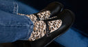 Calzado barefoot negro mujer con calcetines barefoot de leopardo - SHUU Barefoot