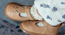 Zapatos niña clásico en color tostado, calzado de cerimonia - SHUU Barefoot