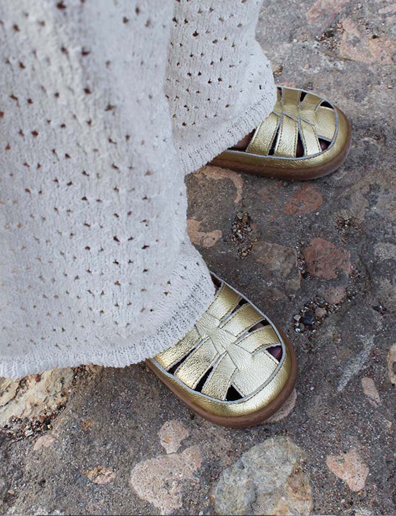 SANDALIA ROMANA DORADA - Zapato Barefoot Artesanal | SHUU BAREFOOT