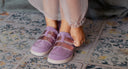 Zapatillas con doble velcro lilas y brilli brilli para niñas. Zapatos respetuosos brilli brilli. SHUU Barefoot calzado hecho en españa