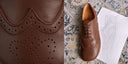 Zapato Oxford barefoot marrón de la colección MEN de SHUU, detalle de la piel y boceto del diseño