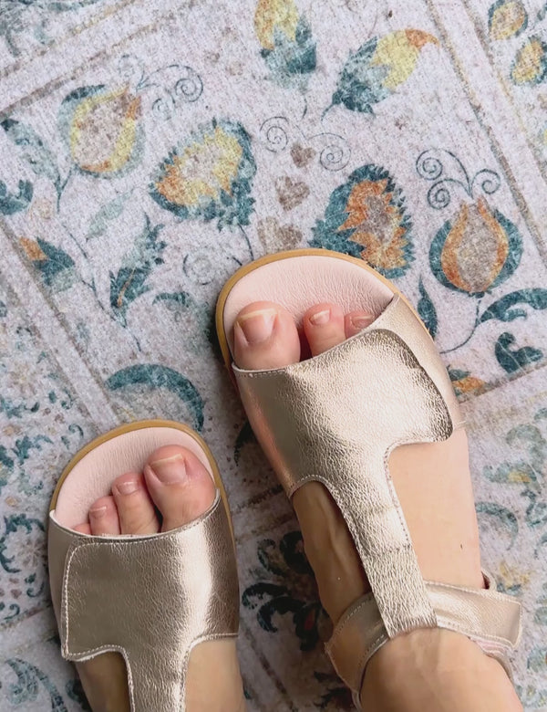 Video de la sandalia origen oro rosa en movimiento. SHUU Barefoot - calzado barefoot hecho en España.