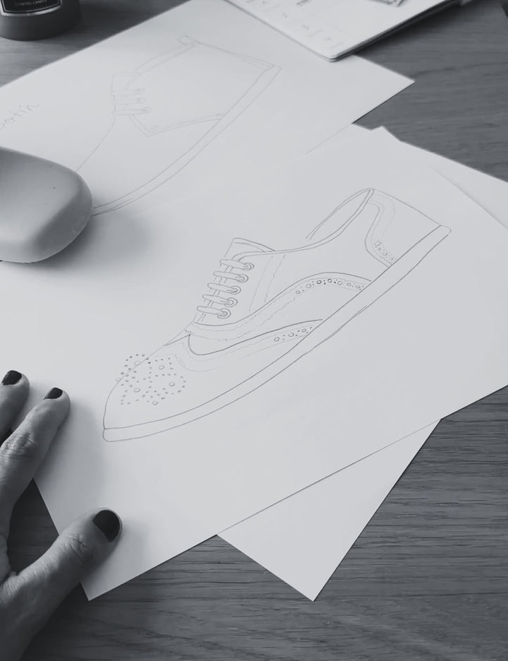Dibujando bocetos diseño de calzado hombre SHUU Barefoot. Calzado barefoot hecho en España.